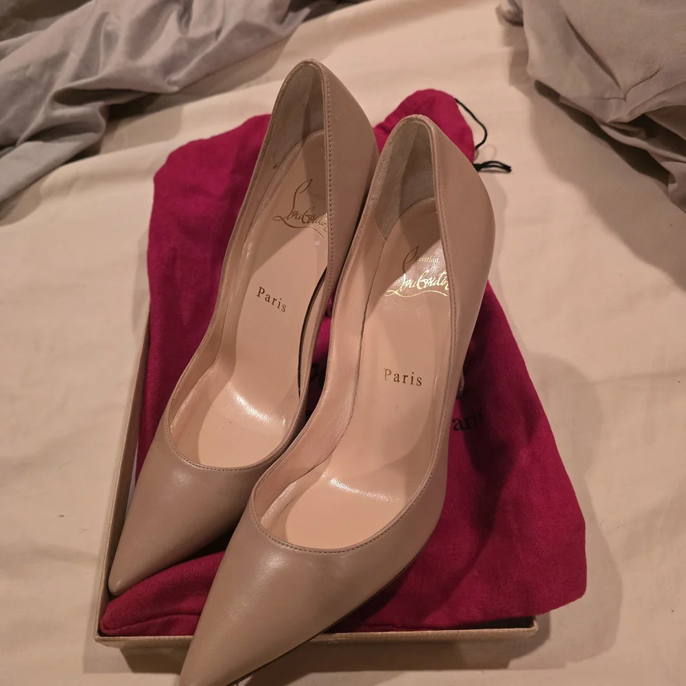 Christian Louboutin Nude Leather Pointed-Toe Pump with Red Sole - Picture 8 of 10